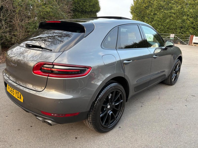 PORSCHE MACAN
