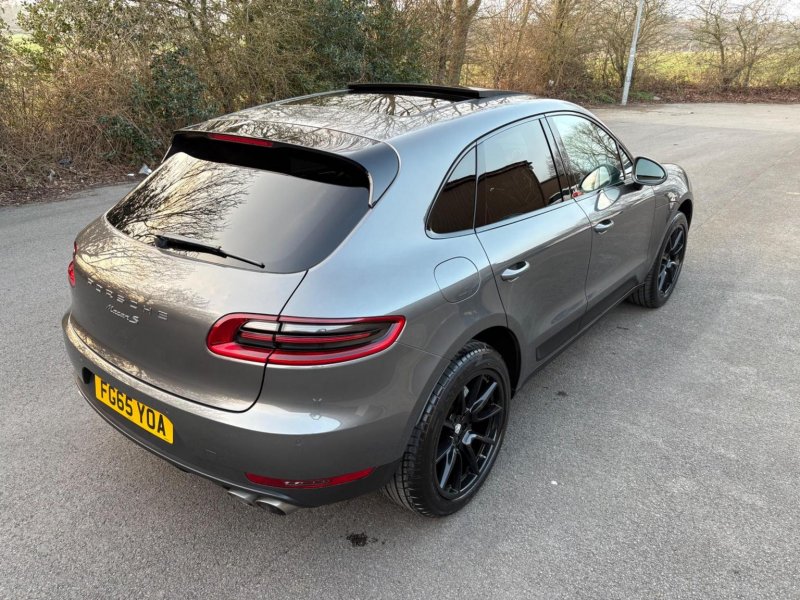 PORSCHE MACAN