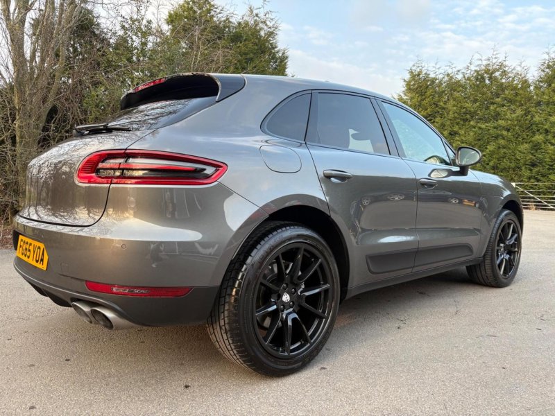 PORSCHE MACAN