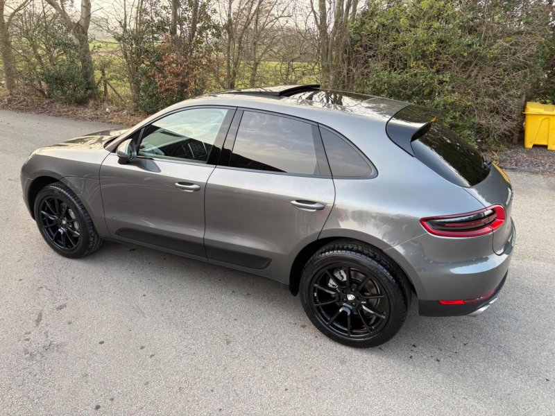 PORSCHE MACAN