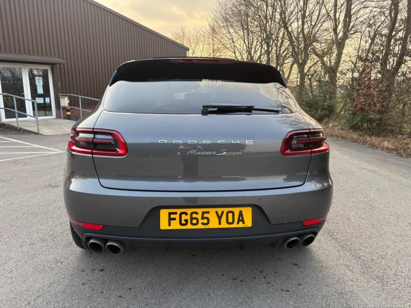 PORSCHE MACAN