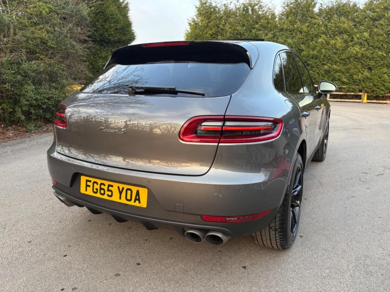 PORSCHE MACAN