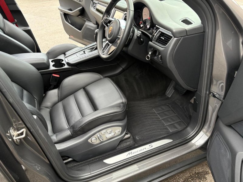 PORSCHE MACAN