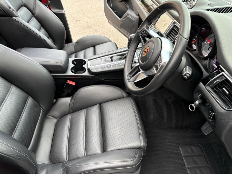 PORSCHE MACAN