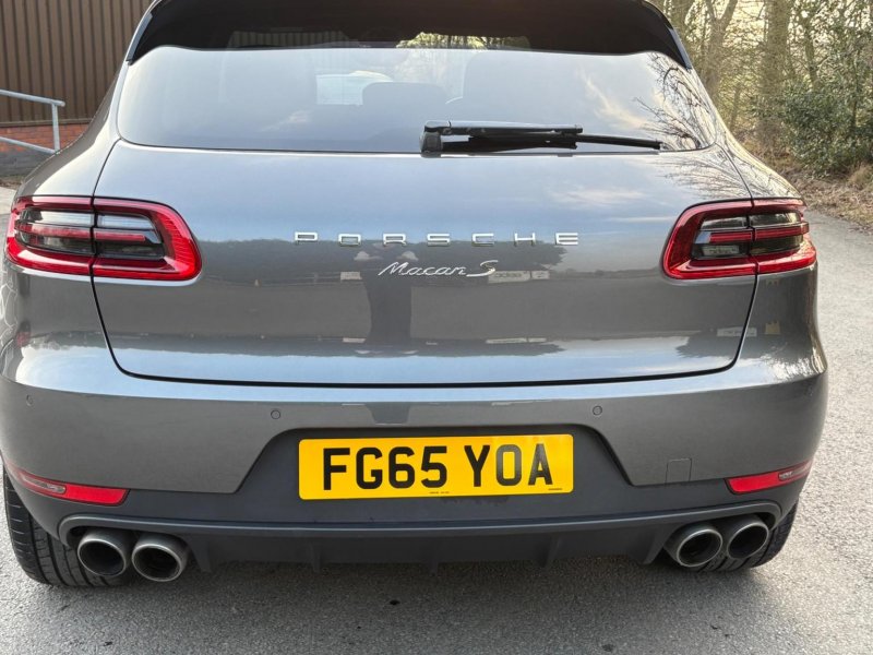 PORSCHE MACAN