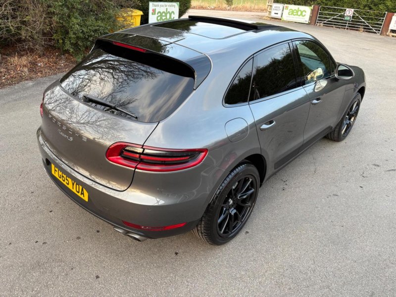 PORSCHE MACAN
