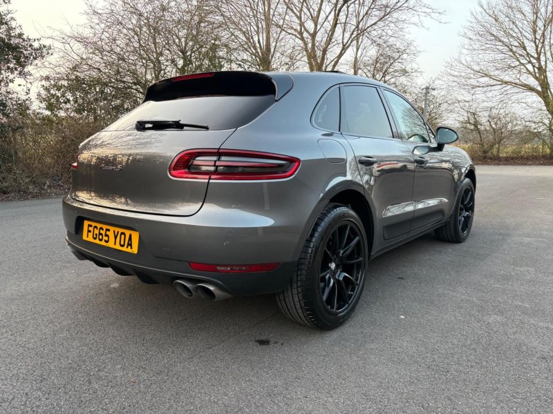 PORSCHE MACAN