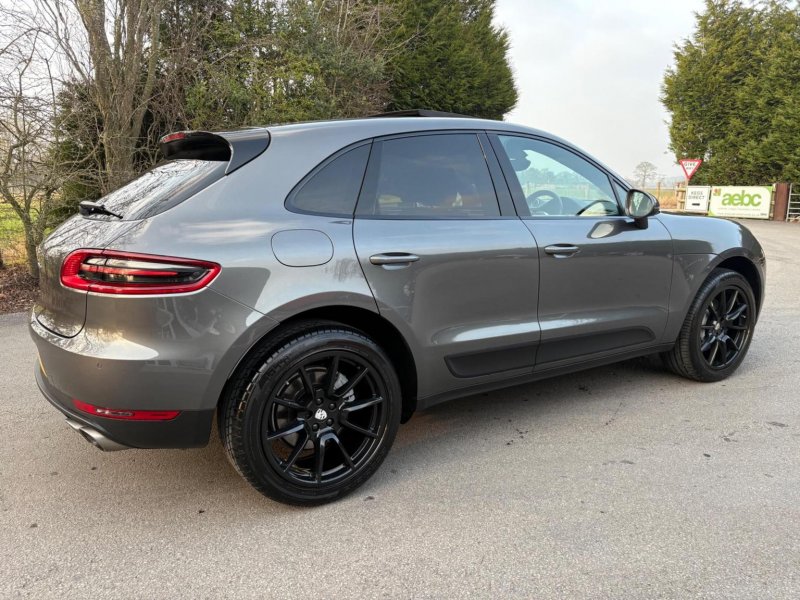 PORSCHE MACAN