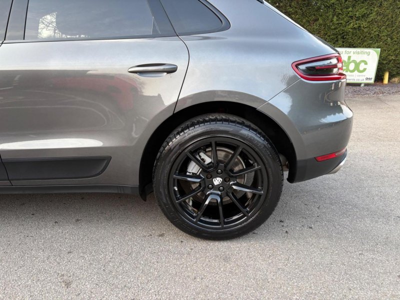 PORSCHE MACAN