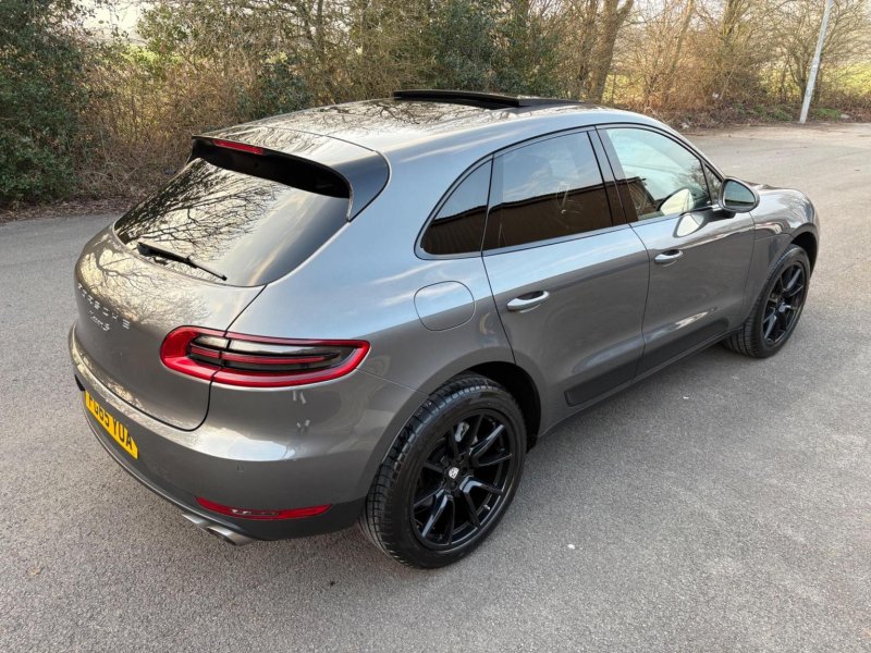 PORSCHE MACAN