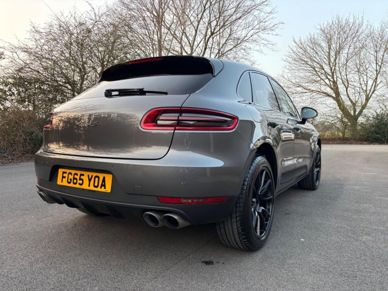 PORSCHE MACAN
