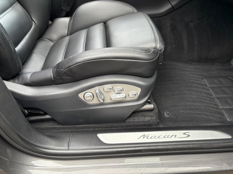 PORSCHE MACAN
