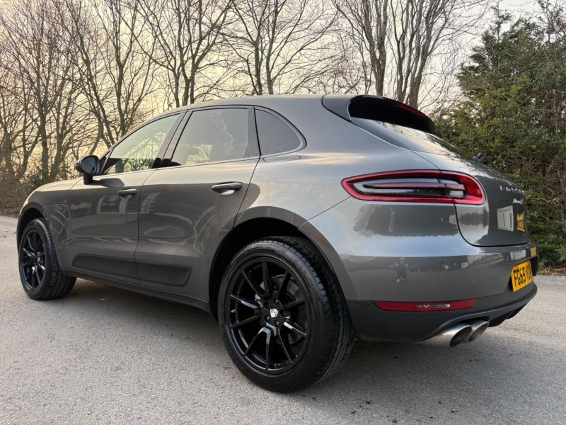 PORSCHE MACAN