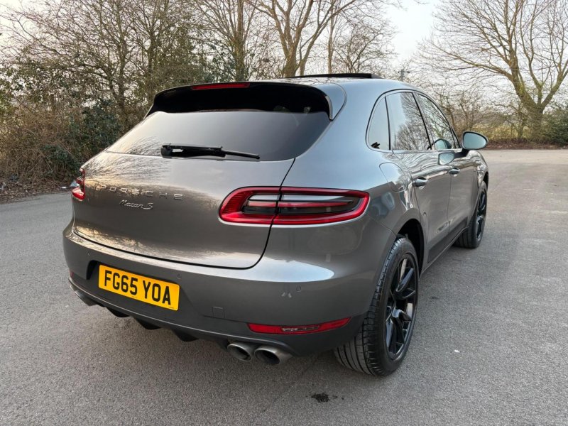 PORSCHE MACAN