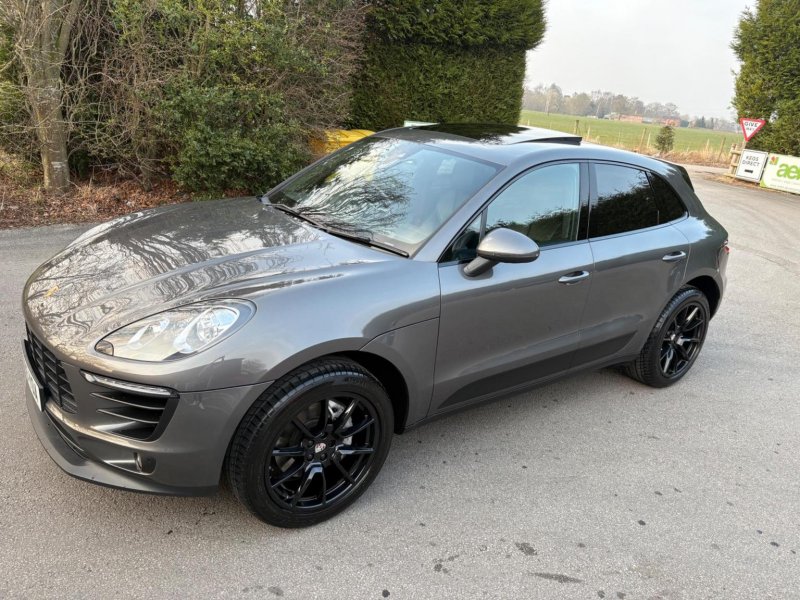 PORSCHE MACAN