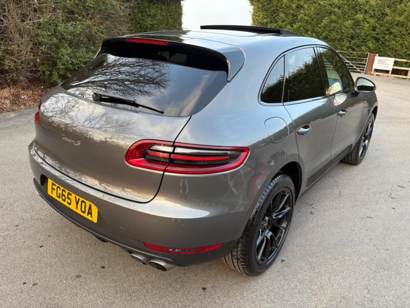 PORSCHE MACAN