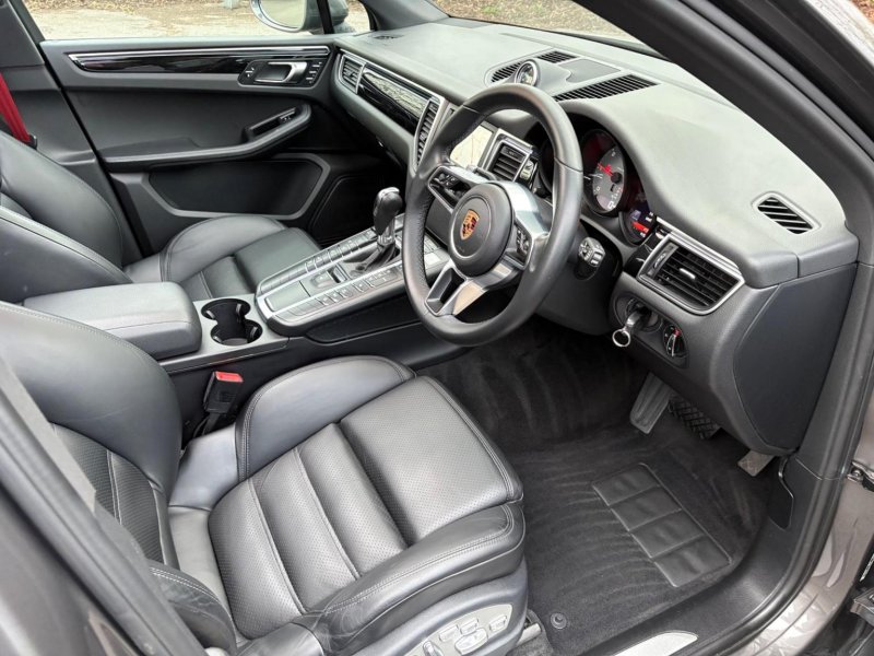 PORSCHE MACAN