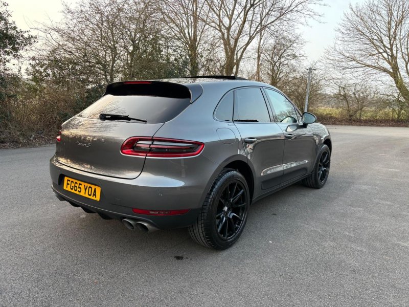 PORSCHE MACAN