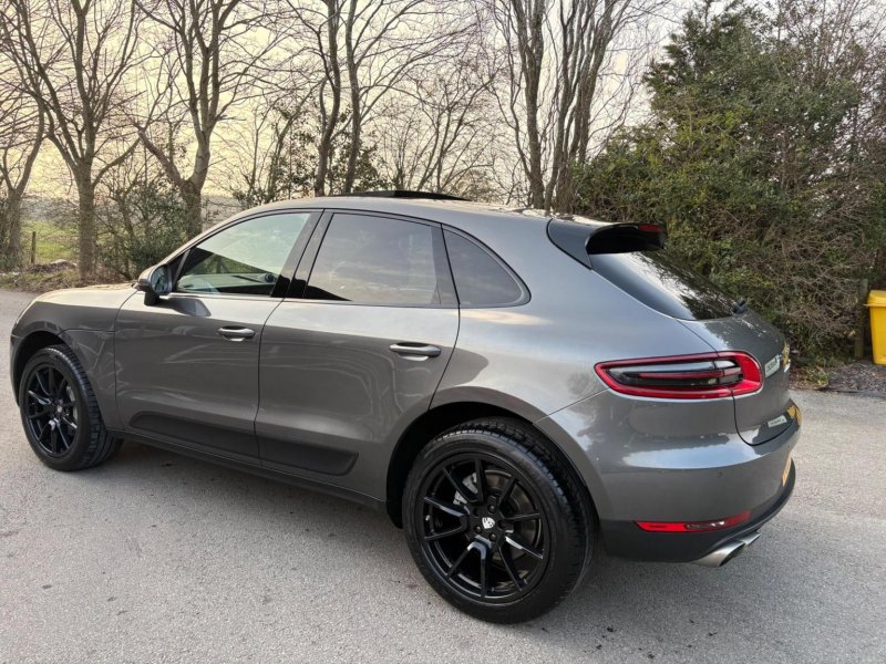 PORSCHE MACAN