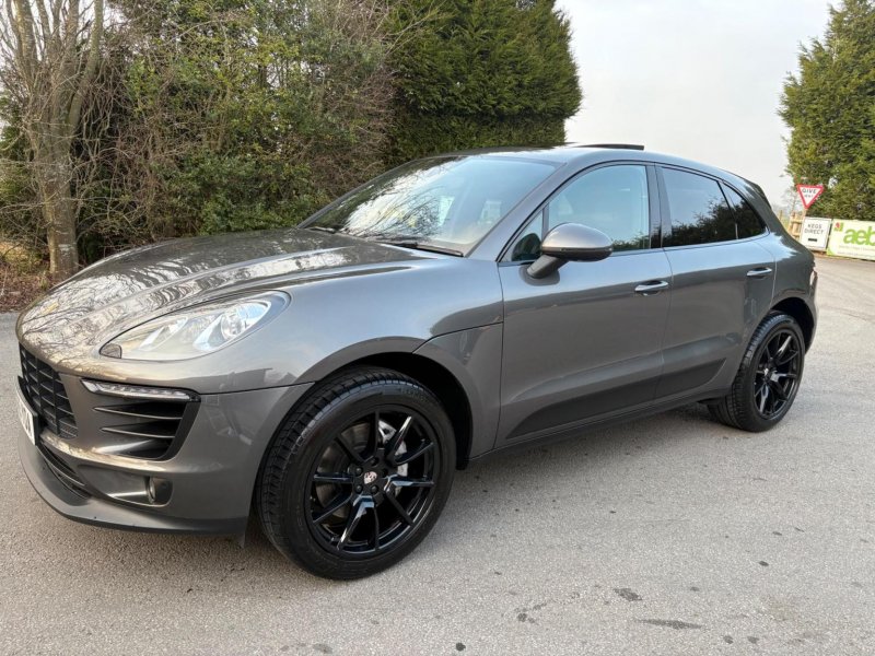 PORSCHE MACAN