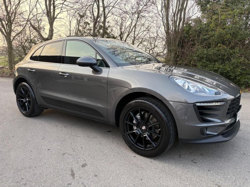 PORSCHE MACAN