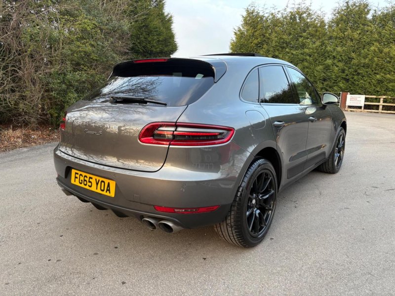 PORSCHE MACAN