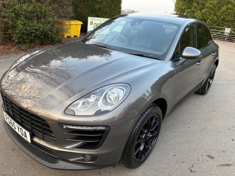 PORSCHE MACAN