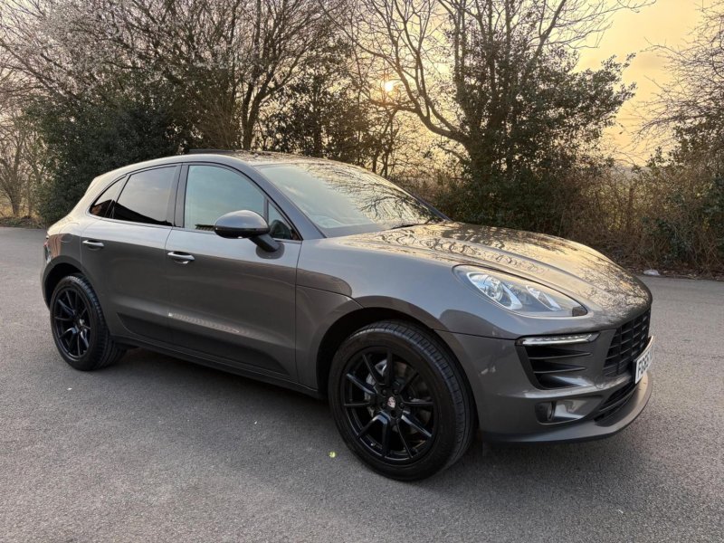 PORSCHE MACAN