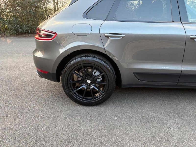 PORSCHE MACAN