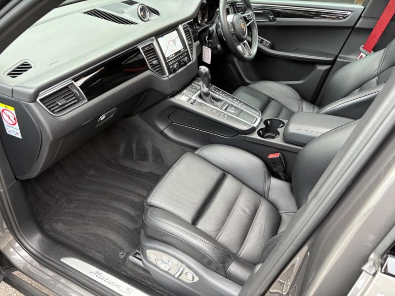PORSCHE MACAN