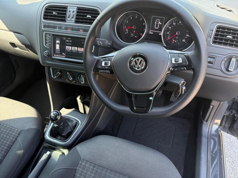 VOLKSWAGEN POLO