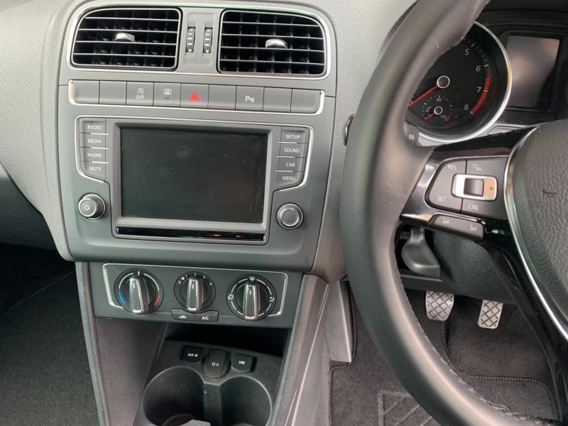 VOLKSWAGEN POLO