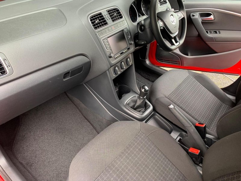 VOLKSWAGEN POLO